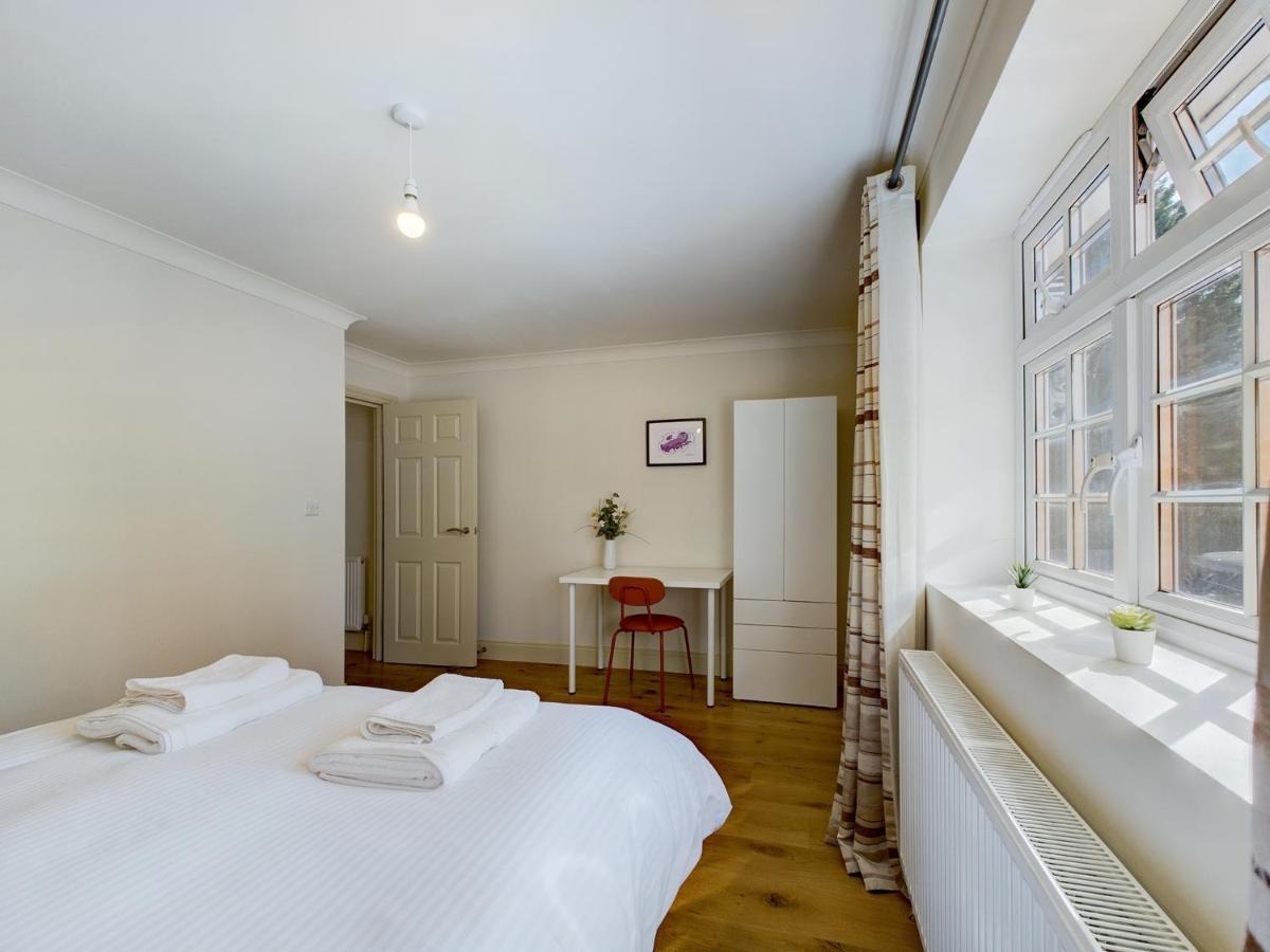 Duplex Redhill Town Centre Apt By Livingo Stays Eksteriør billede