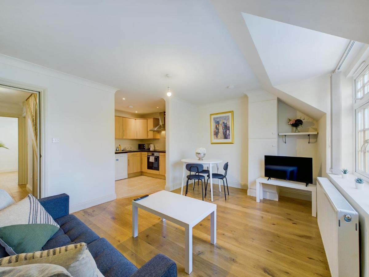 Duplex Redhill Town Centre Apt By Livingo Stays Eksteriør billede