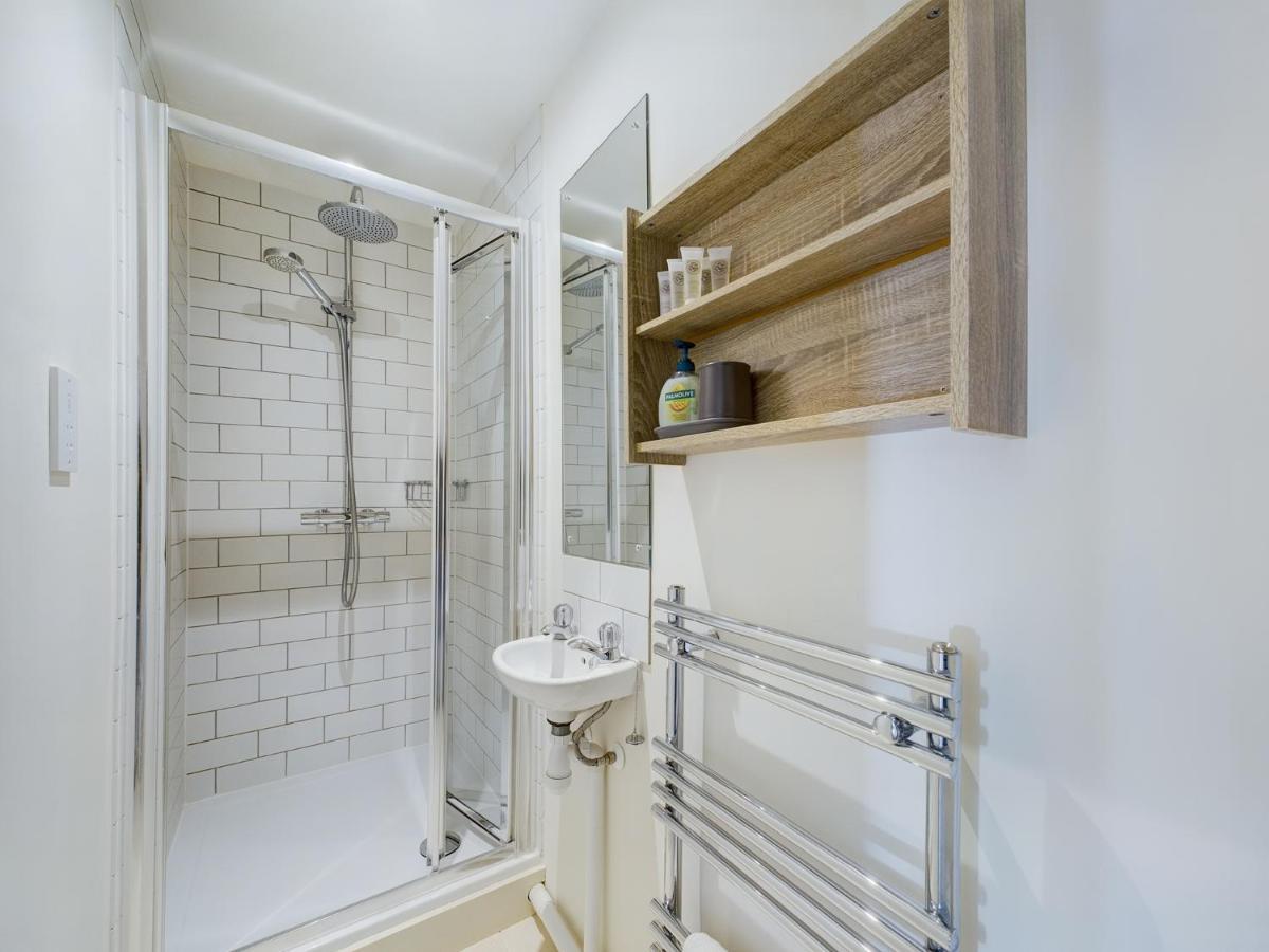 Duplex Redhill Town Centre Apt By Livingo Stays Eksteriør billede