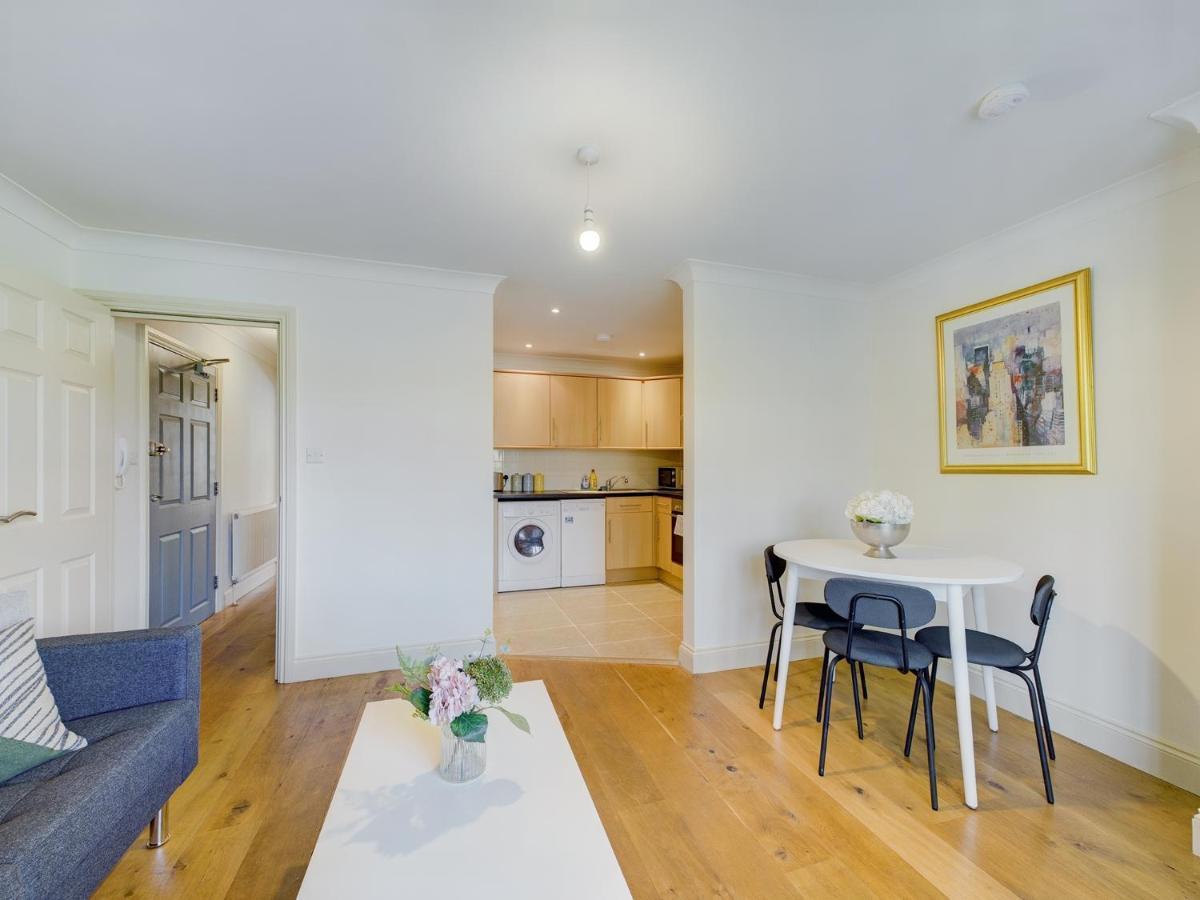 Duplex Redhill Town Centre Apt By Livingo Stays Eksteriør billede